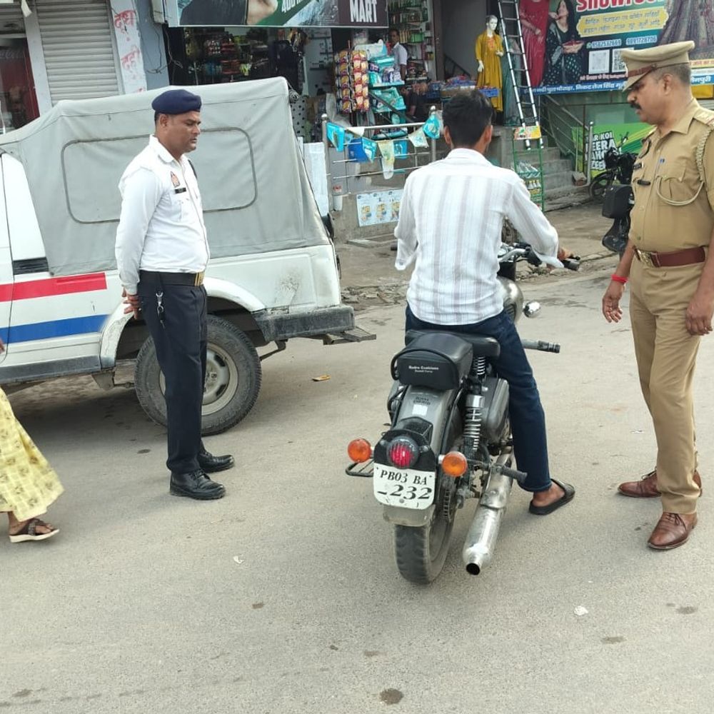 मैनपुरी में यातायात अभियान, 205 वाहनों का चालान:₹6.30 लाख जुर्माना वसूला, एक गाड़ी भी सीज की गई