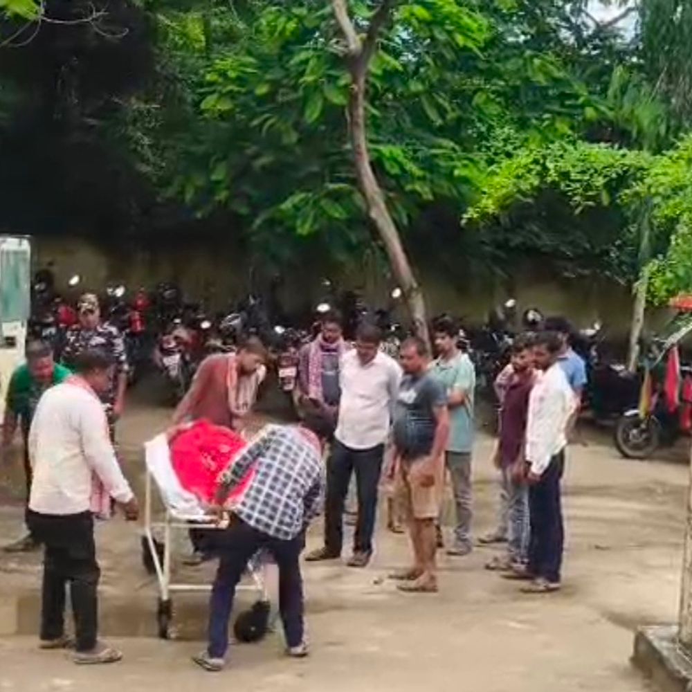 बांका में बाइक दुर्घटना में युवक की मौत:बासुकीनाथ से पूजा-अर्चना कर लौटने के दौरान हादसा, मामी गंभीर रूप से घायल