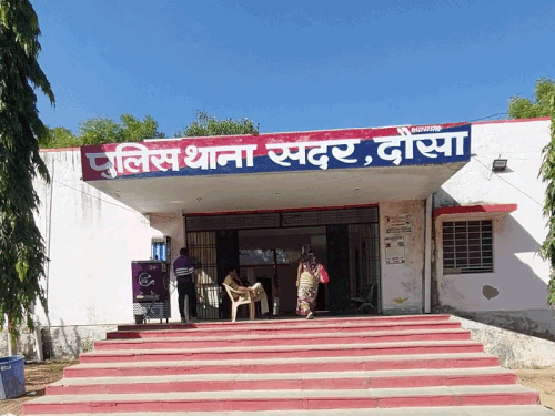 फायरिंग कर धमकी देने वाले चार गिरफ्तार:कार-खाली कारतूस जब्त; प्लॉट पर कब्जा करना चाहते थे
