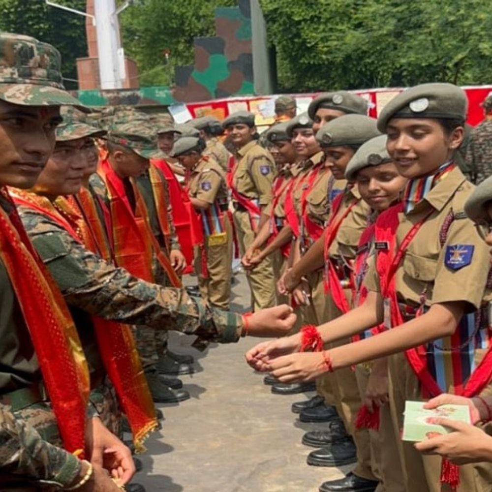 मथुरा की बेटियों ने सेना के जवानों को बांधी राखी:अखनूर और अटारी बॉर्डर पर गईं बेटियां, जवानों को लगाया तिलक खिलाया पेड़ा