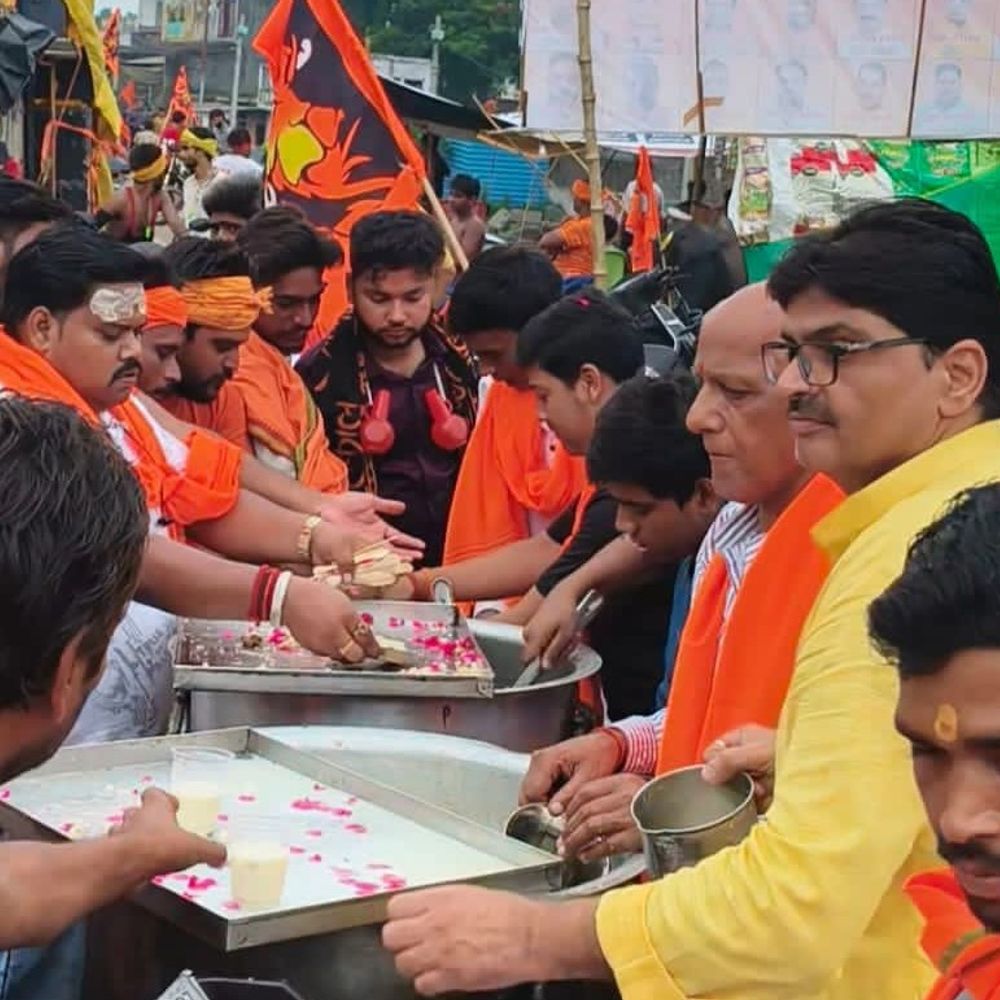 बरेली में हजारों कांवड़ियों ने ग्रहण किया फलाहारी प्रसाद:रामगंगा में गूंजे हर-हर महादेव के जयकारे, शिवभक्ति का माहौल