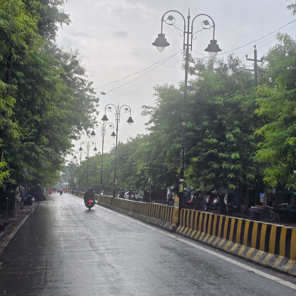 शाम को तेज हवा के साथ बारिश हुई:मऊ में उमस भरी गर्मी से मिली राहत, तापमान गिरा