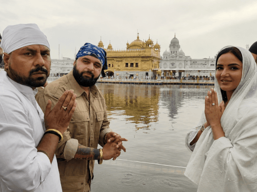 गुलाब सिद्धू-जैस्मिन भसीन पहुंचे गोल्डन टेंपल:21 अगस्त को रिलीज होगी नई फिल्म, सफलता के लिए की अरदास