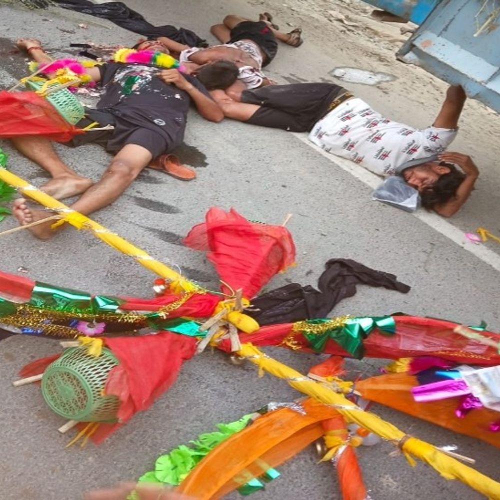 शाहजहांपुर में ट्रैक्टर-ट्रॉली की टक्कर, दो कांवड़ियों की मौत:हादसे में एक घायल, पुलिस ने पालीथिन में अवशेषों को भरा