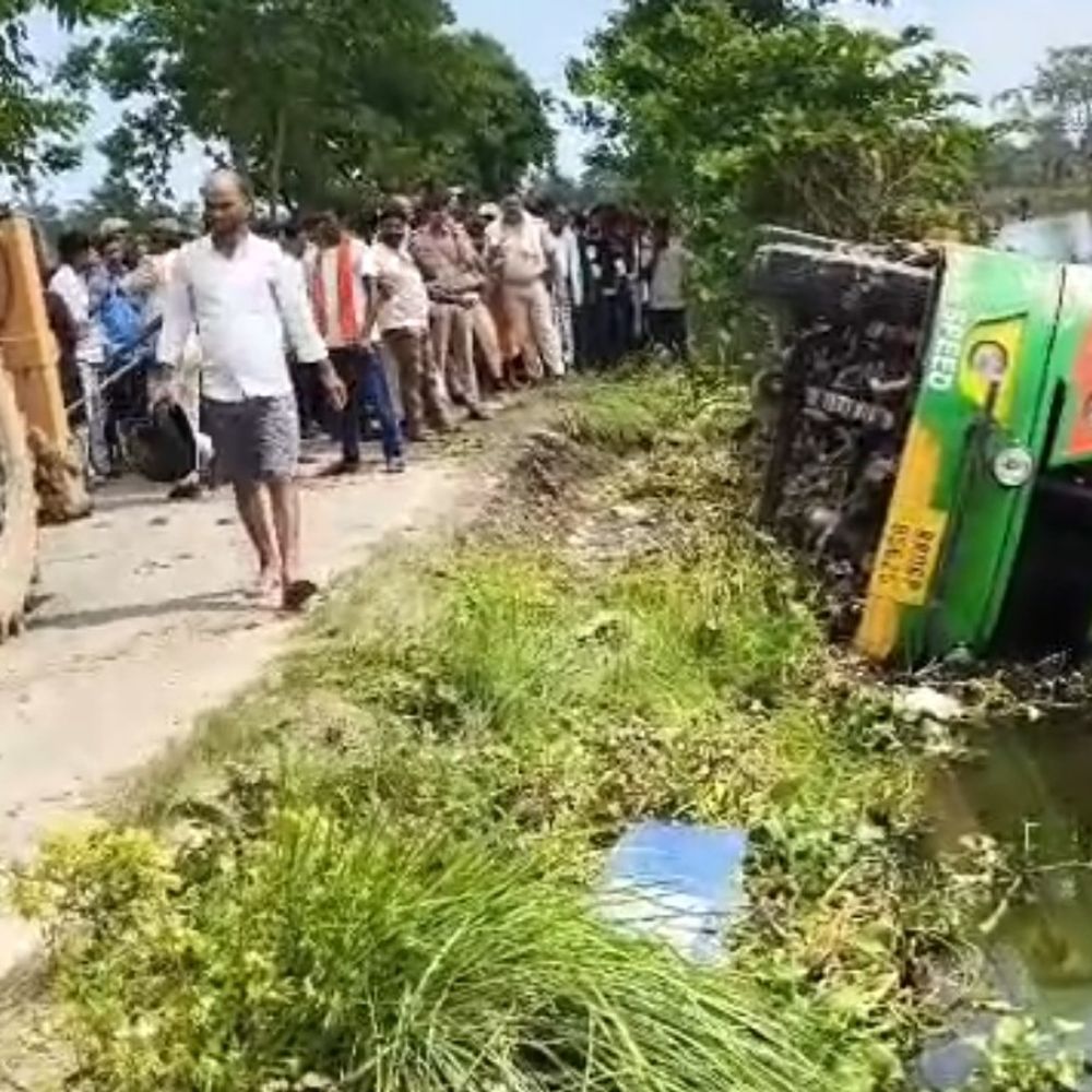 ऑटो को बचाने में पोखरा में पलटी बस:लोगों ने सभी यात्रियों को सुरक्षित बाहर निकाला; ड्राइवर-खलासी मौके से फरार