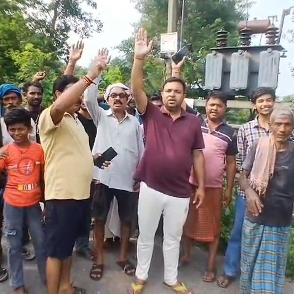 गोपालगंज में बिजली विभाग के खिलाफ प्रोटेस्ट:पावर कट पर ग्रामीणों ने की नारेबाजी, ट्रांसफार्मर बदलने की मांग