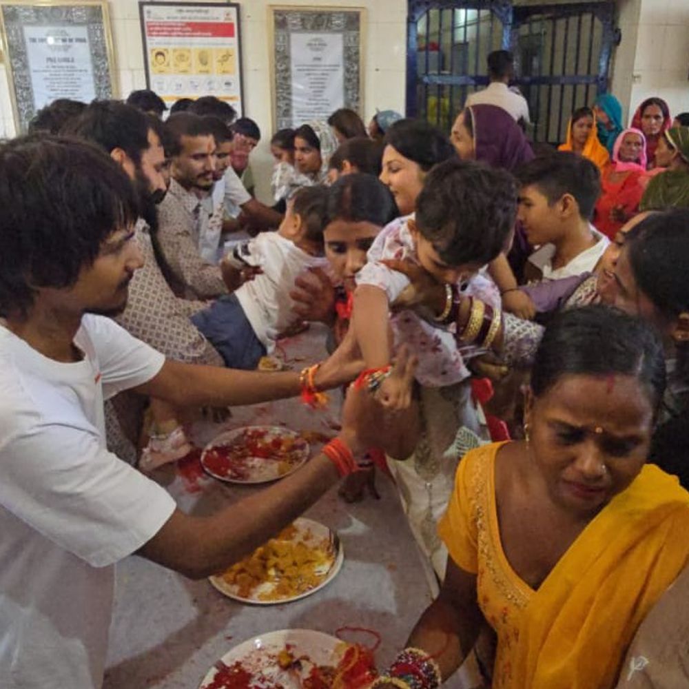 हिसार केंद्रीय जेल में मनाया रक्षाबंधन:बहनों ने भाइयों को बांधी राखी, प्रशासन ने की सभी व्यवस्थाएं