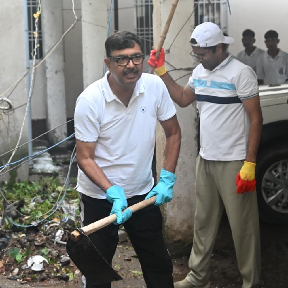 जमुई में DM-SP का स्वच्छता महाअभियान:सरकारी दफ्तरों से थानों तक झाड़ू-कुदाल से सफाई