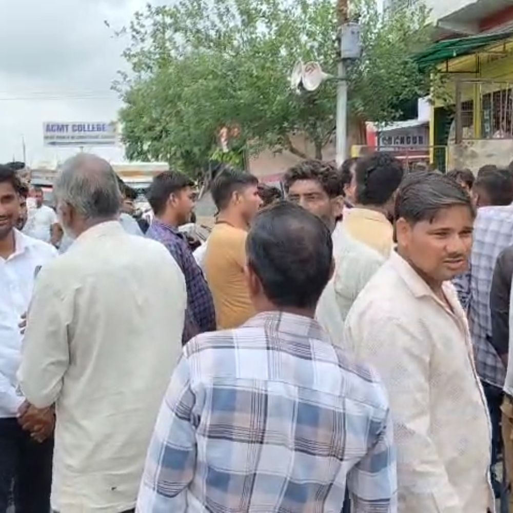 फिरोजाबाद में रूपसपुर कट बंद करने की कोशिश:ग्रामीणों ने NHAI के खिलाफ प्रदर्शन किया, पुल बनाने की मांग