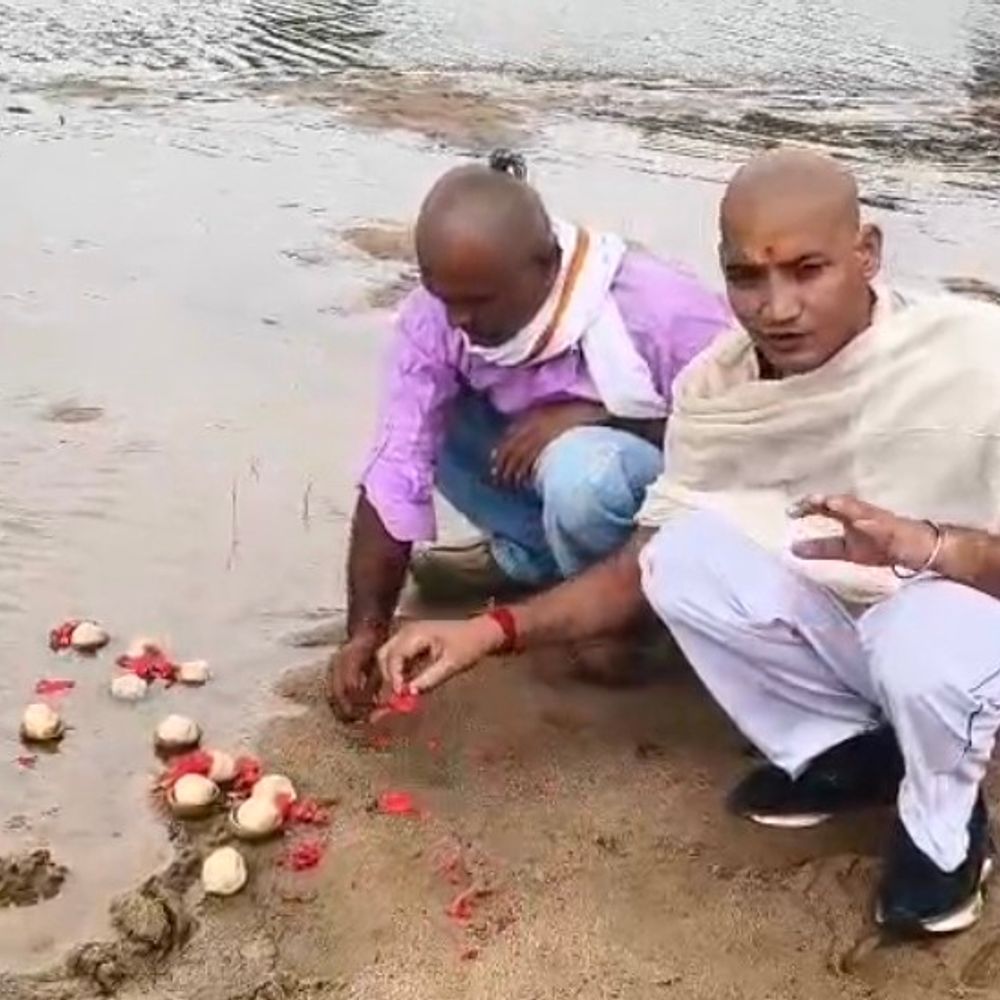 विंध्य में जातिगत आरक्षण पर चुप्पी के विरोध में प्रदर्शन:सवर्ण समाज ने नेताओं की अर्थी निकाली, सिर मुंडवाया,पिंडदान किया