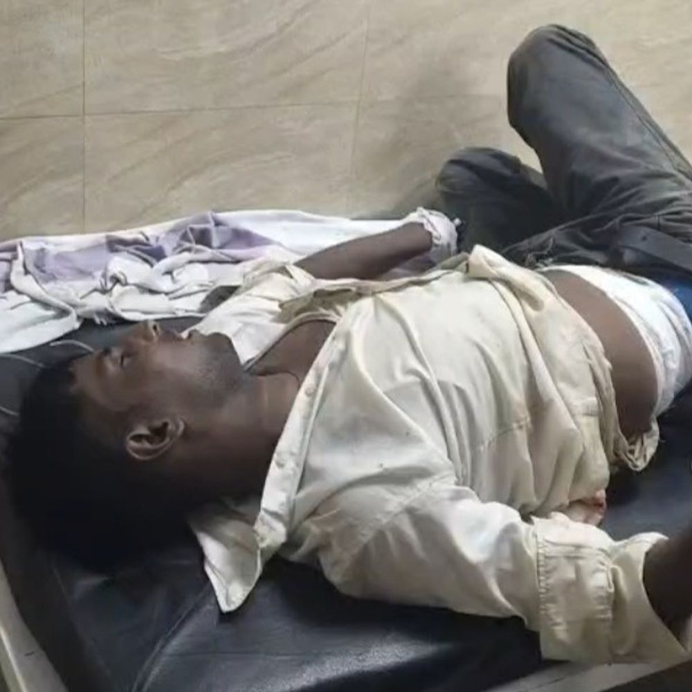 बाढ़ में गंगा किनारे युवक को बुलाकर मारीं 4 गोलियां:गंभीर हालत में अस्पताल में इलाज जारी; हमलावर फरार; आपराधिक विवाद का शक