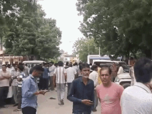 मार्बल फैक्ट्री में लाइनमैन की करंट से मौत:कई घंटे मौके ही पड़ा रहा शव, परिजनों ने किया प्रदर्शन, 12 लाख की सहायता पर समझौता
