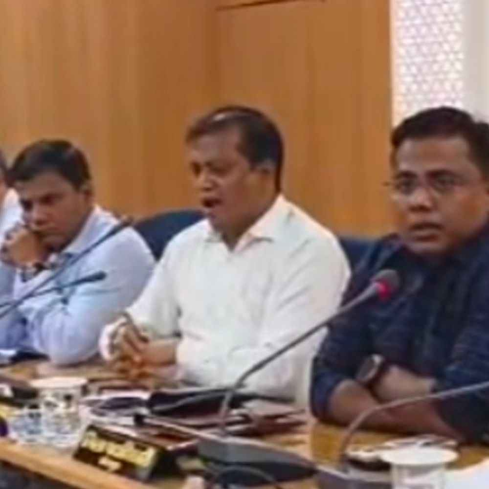 DM ने अधिकारियों संग की उच्चस्तरीय बैठक:लंबित मामलों के त्वरित निष्पादन, जन-कल्याणकारी योजनाओं पर सख्त निर्देश