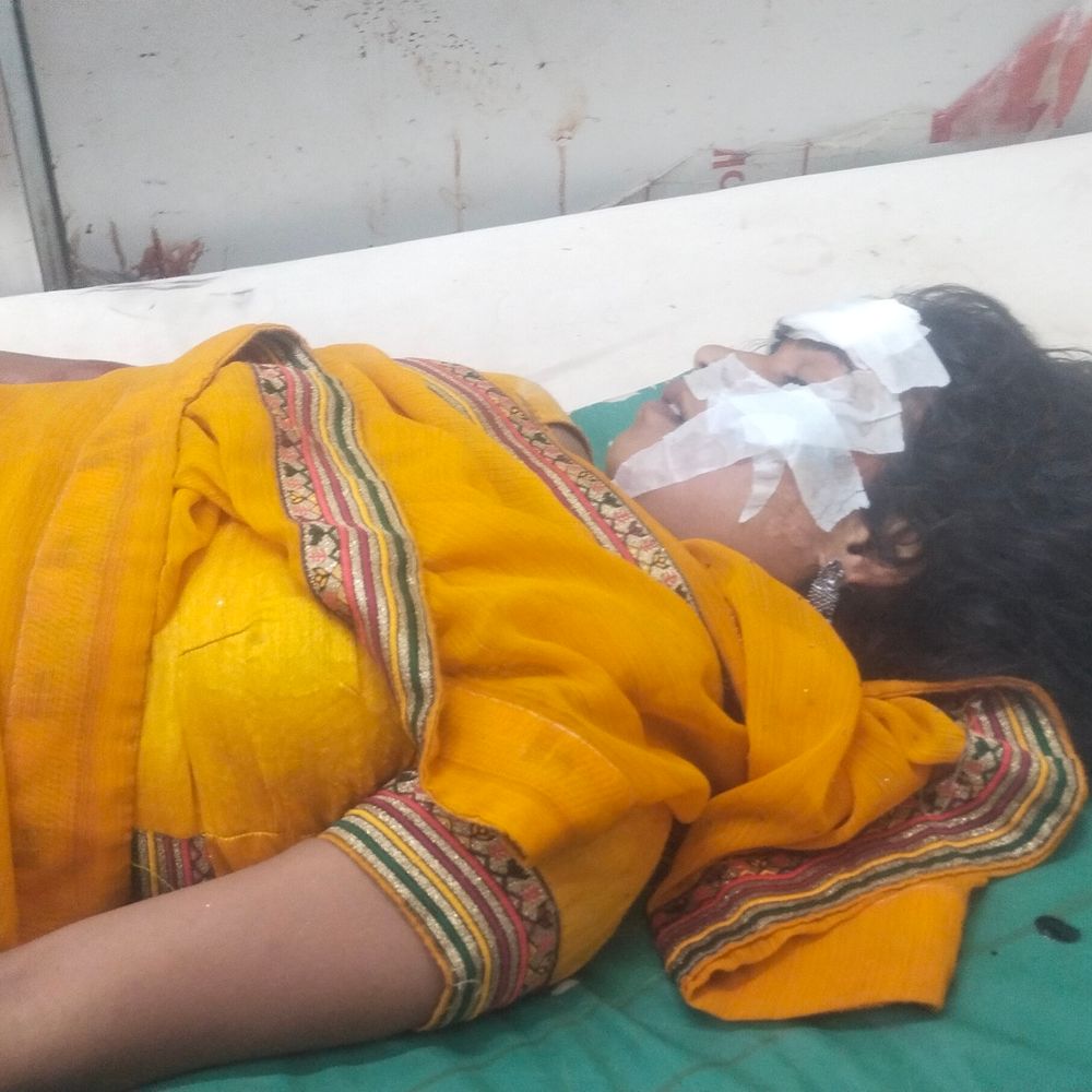4 महिलाओं समेत 10 घायल, एक युवक झांसी रेफर:बाइक से गिरने और ट्रैक्टर की टक्कर से हादसे, मेडिकल कॉलेज में भर्ती