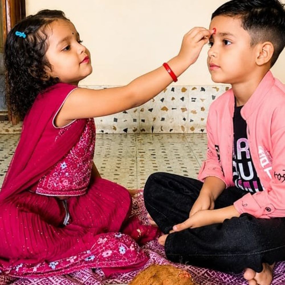 बहनों ने भाइयों की कलाई पर बांधा प्यार:सिरोही में बाजार गुलजार, घेवर-जलेबी की बढ़ी मिठास