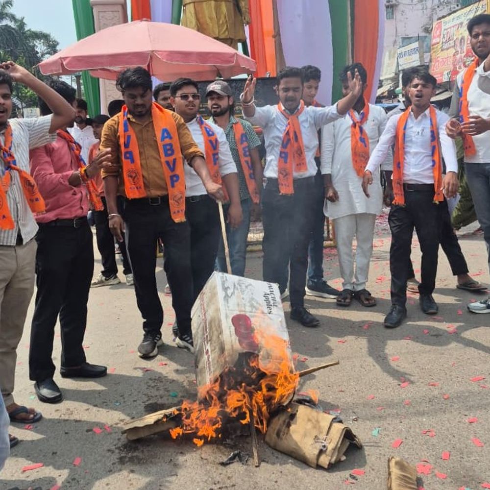झारखंड में छात्रों पर लाठीचार्ज के विरोध में प्रदर्शन:ABVP ने लालबाग चौराहे पर फूंका पुतला, सरकार के खिलाफ नारेबाजी