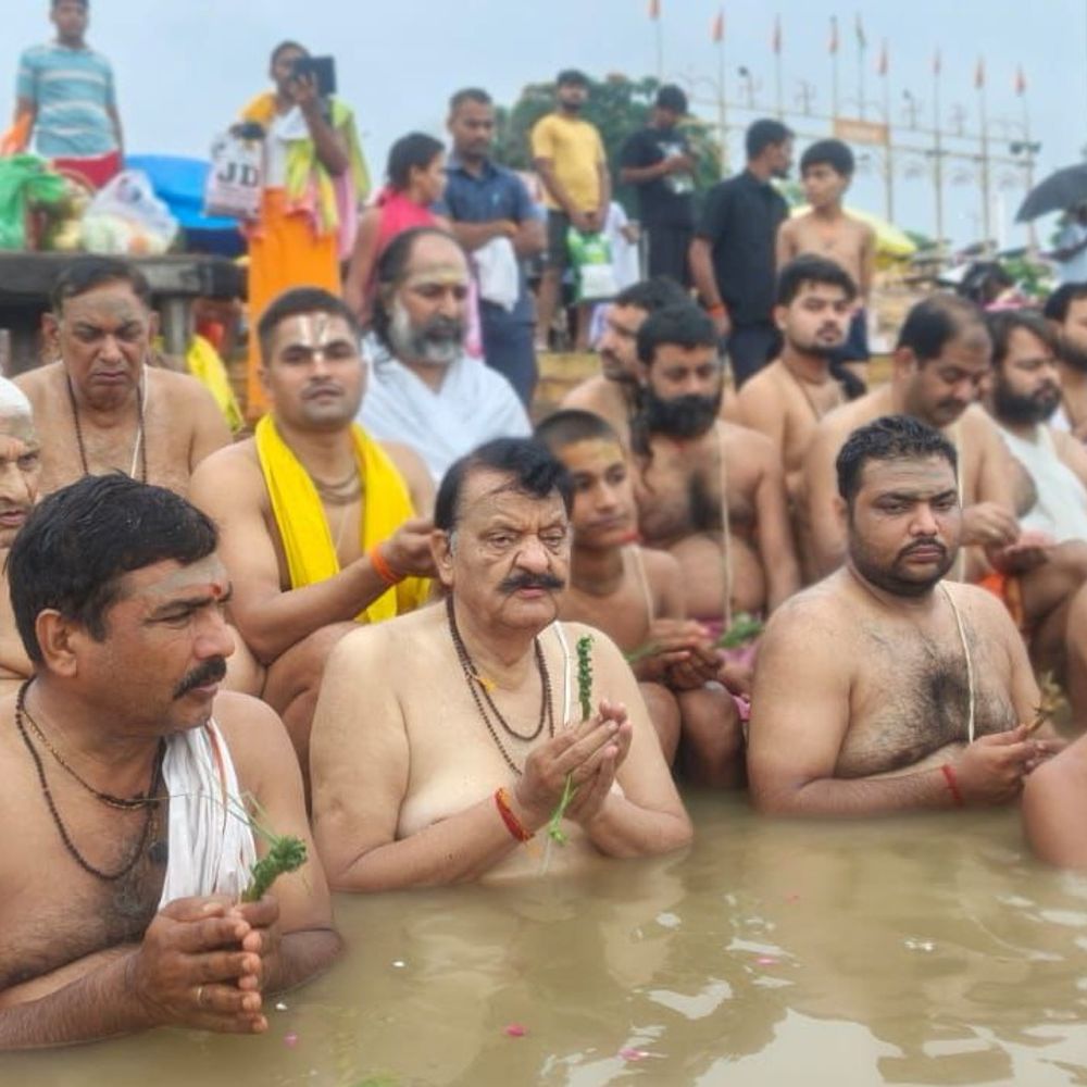 श्रावणी उपाकर्म में बटुकों और संतों ने किया प्रायश्चित:प्रयागराज में बटुकों-संतों ने किया ऋषि तर्पण, गंगा स्नान के बाद धारण किया नया यज्ञोपवीत