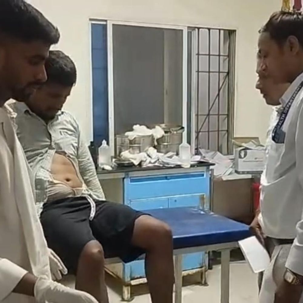 डंपर ने बाइक में मारी टक्कर, महिला की मौत:सीवान में दवा लेकर घर लौटने समय एक्सीडेंट, पति गंभीर