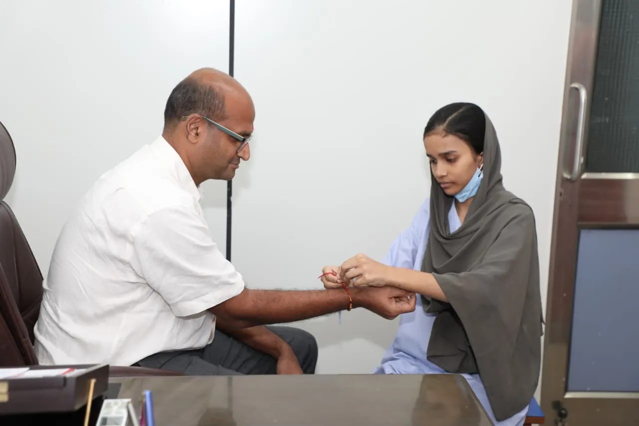 टीबी नहीं, निकला बैक्टीरियल संक्रमण, सर्जरी से बची किशोरी ने डॉक्टर को बांधी राखी