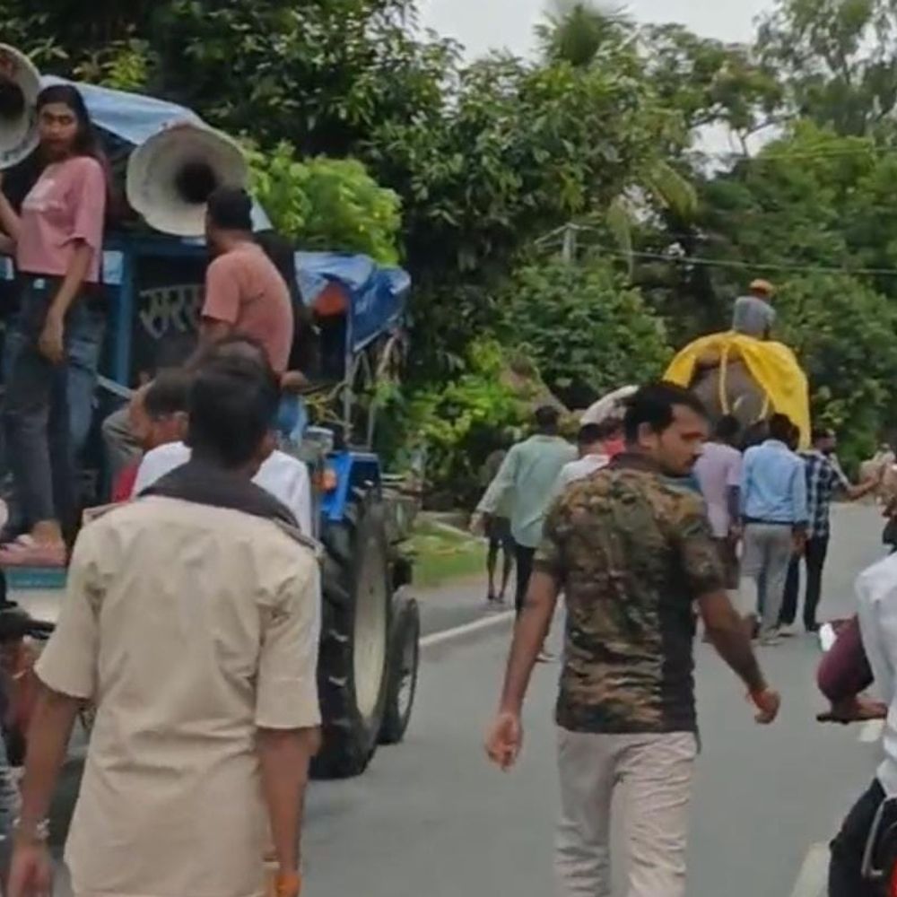 सीवान में DM-SP के आदेश की धज्जियां उड़ाते दिखे अधिकारी:महावीरी मेले में पुलिस की मौजूदगी में चलता रहा ऑर्केस्ट्रा; थानाध्यक्ष बोले- बंद करा दिया