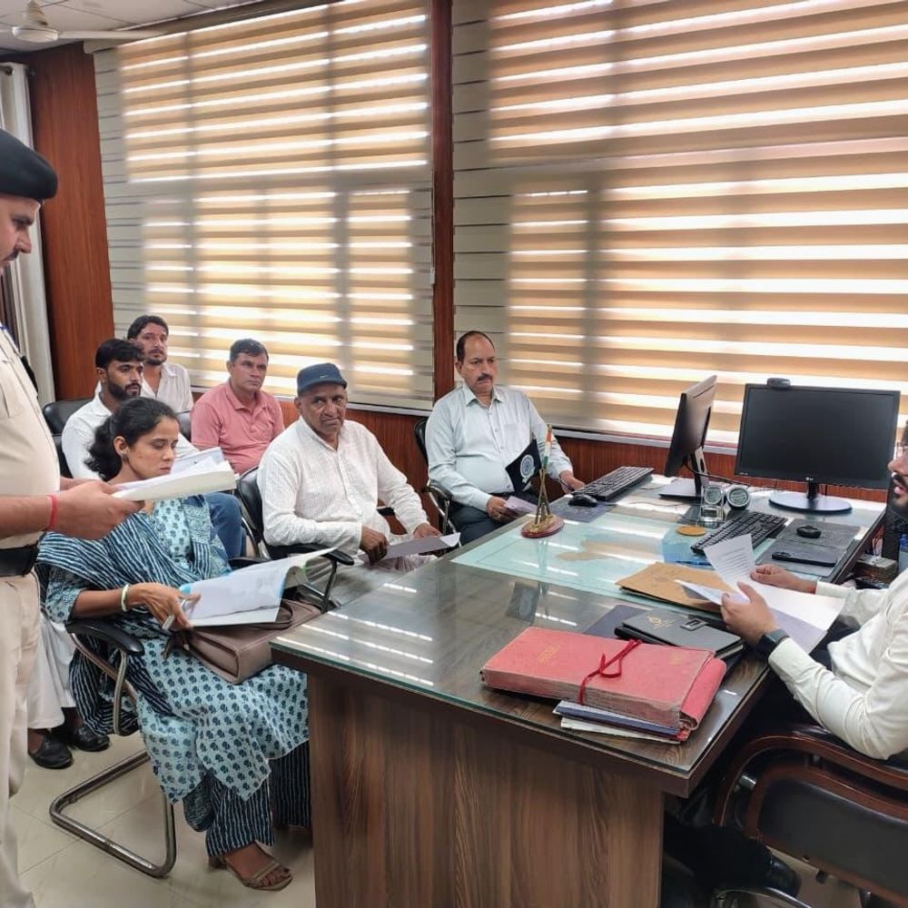 महेंद्रगढ़ में SDM ने ली सतर्कता कमेटी की बैठक:4 पीड़ितों के आवेदनों की समीक्षा, आर्थिक सहायता की प्रक्रिया बताई