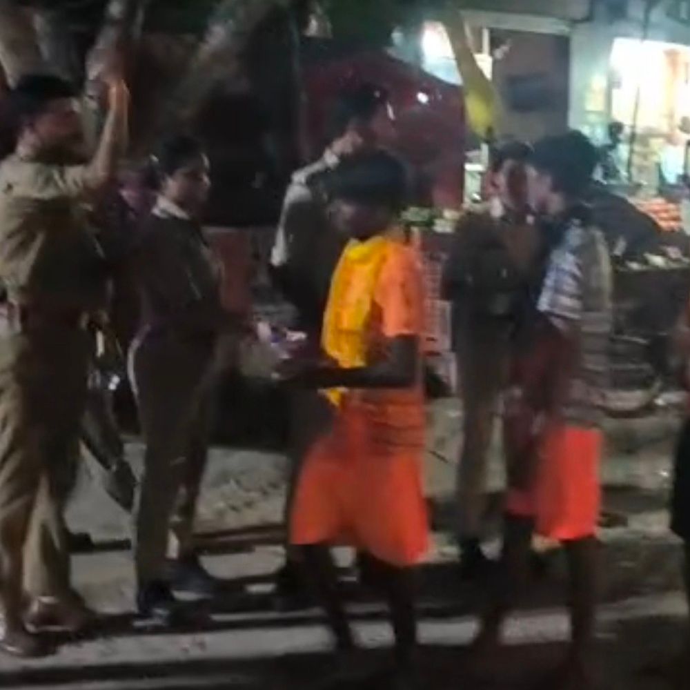 पुलिस ने कांवड़ियों पर बरसाए फूल:रायबरेली में पदयात्रा के दौरान पानी-खाद्य सामग्री भी वितरित की गई