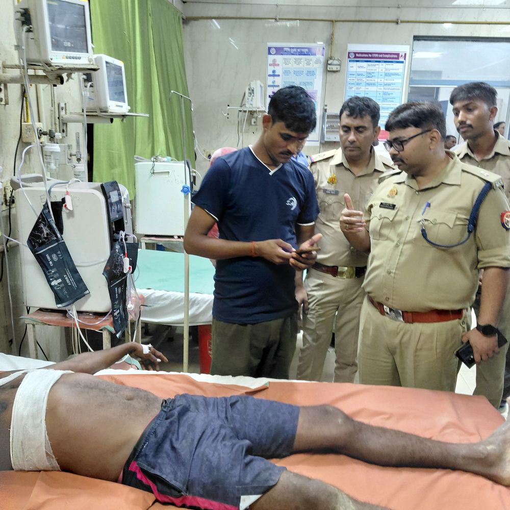 फर्रुखाबाद में युवक पर कुल्हाड़ी से हमला, गंभीर घायल:रास्ते को लेकर चल रहा था एक साल से विवाद, दो पक्षों में मारपीट