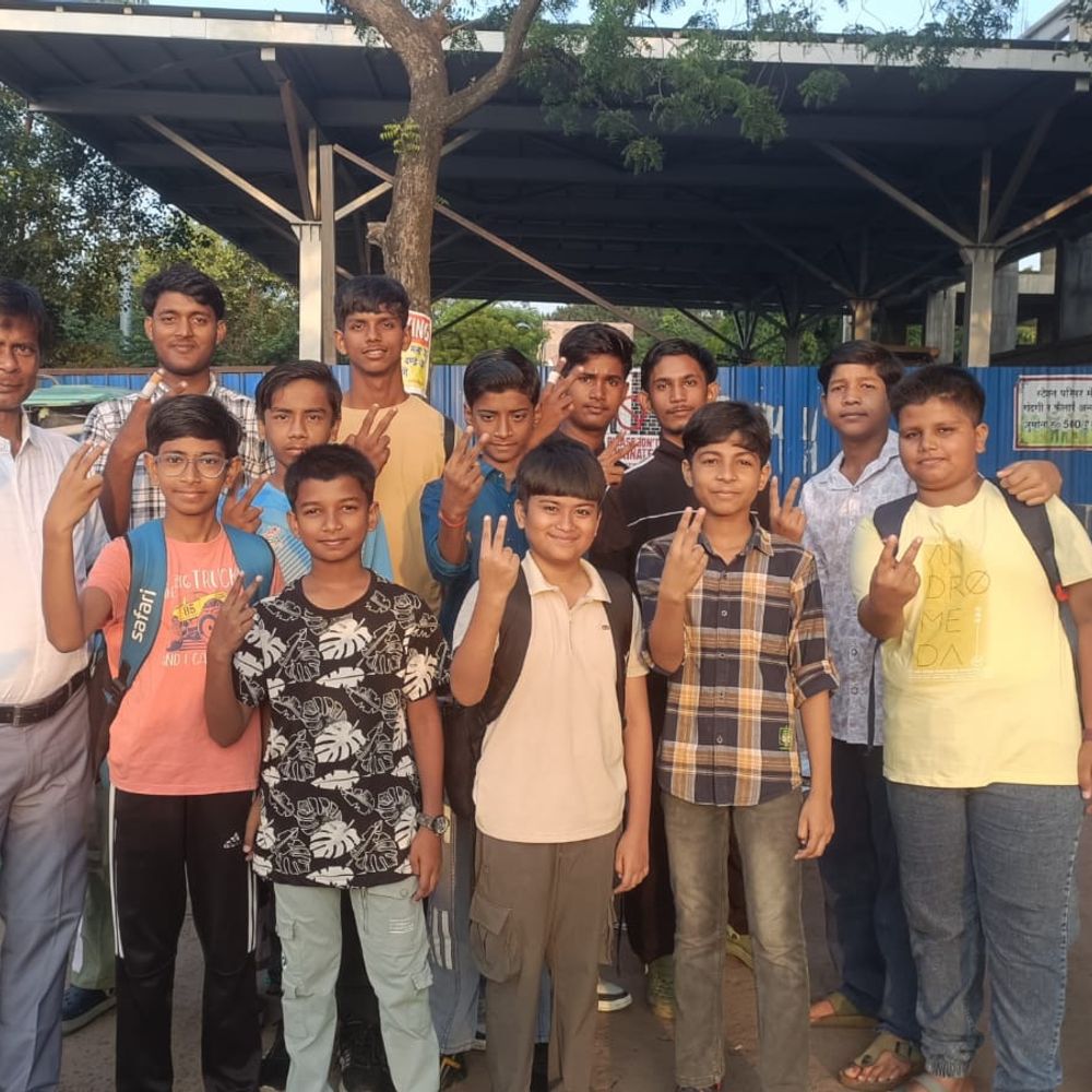 12 खिलाड़ी काता एवं कुमिते स्पर्धाओं में दिखाएंगे दमखम:खगड़िया के कराटे खिलाड़ी अंतर-जिला चैंपियनशिप के लिए भागलपुर रवाना