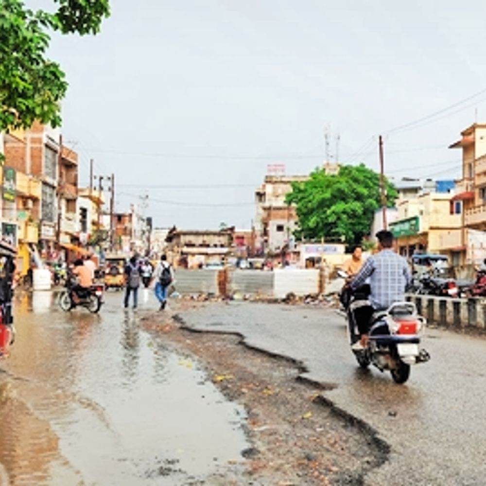 दोपहर बाद बदला मौसम का मिजाज झमाझम बारिश से शहर में जलजमाव
