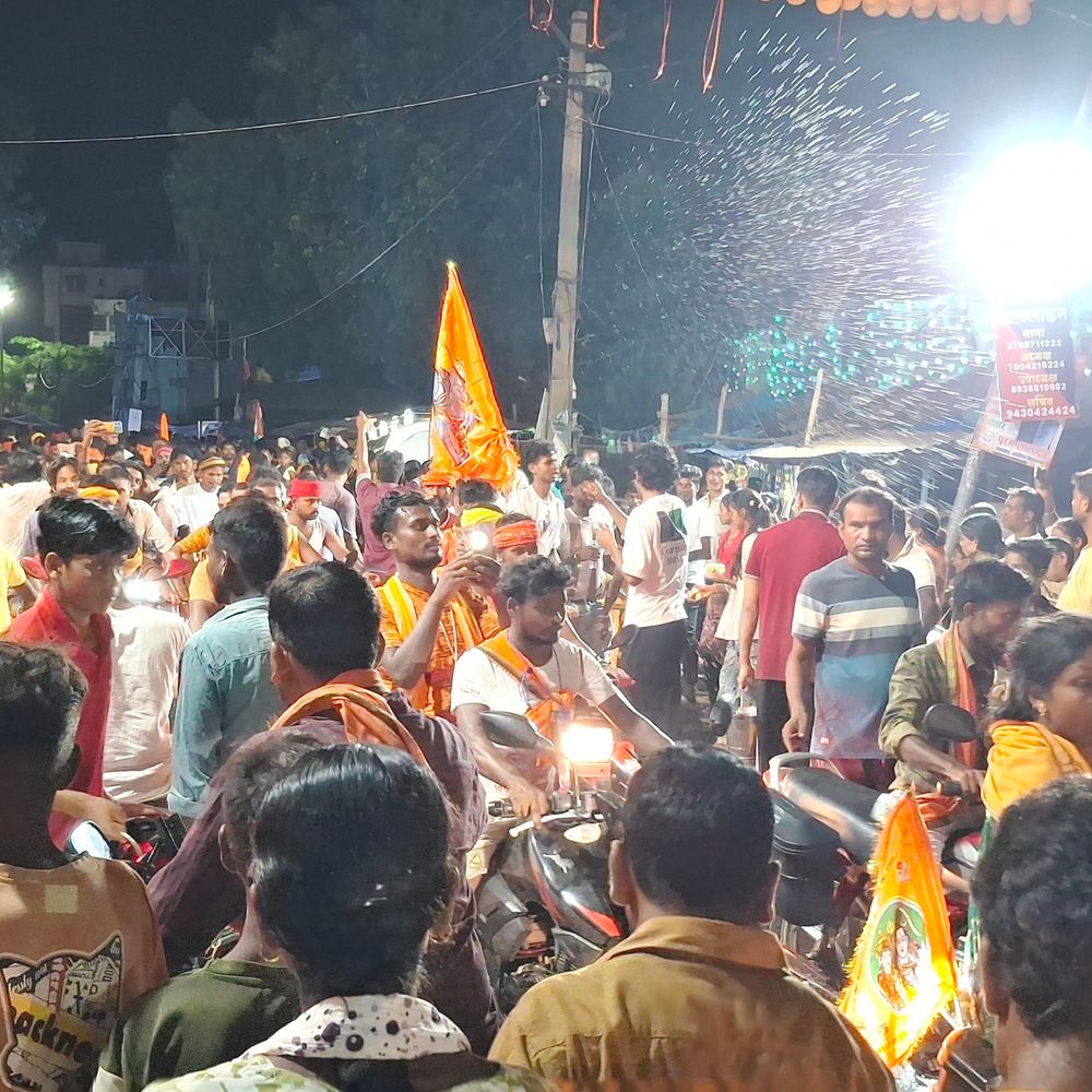 बौंसी पहुंचे डाक बम, कांवरिया पथ भक्तिमय:डीजे पर श्रद्धालु जमकर तिरके, सोमवार सुबह जलाभिषेक करेंगे