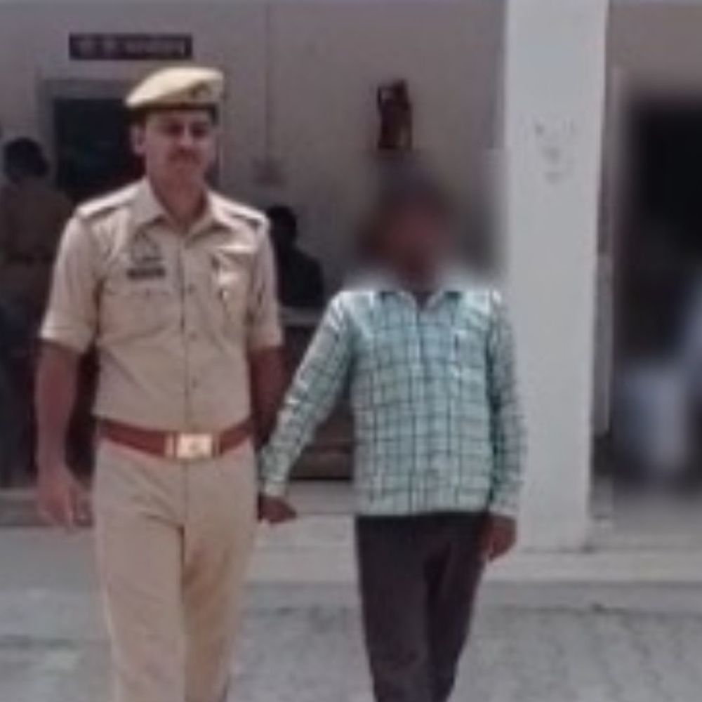 आत्महत्या के लिए उकसाने पर पिता-सौतेली मां गिरफ्तार:हाथरस में किशोरी ने की थी आत्महत्या, मामा ने दर्ज कराया था मुकदमा