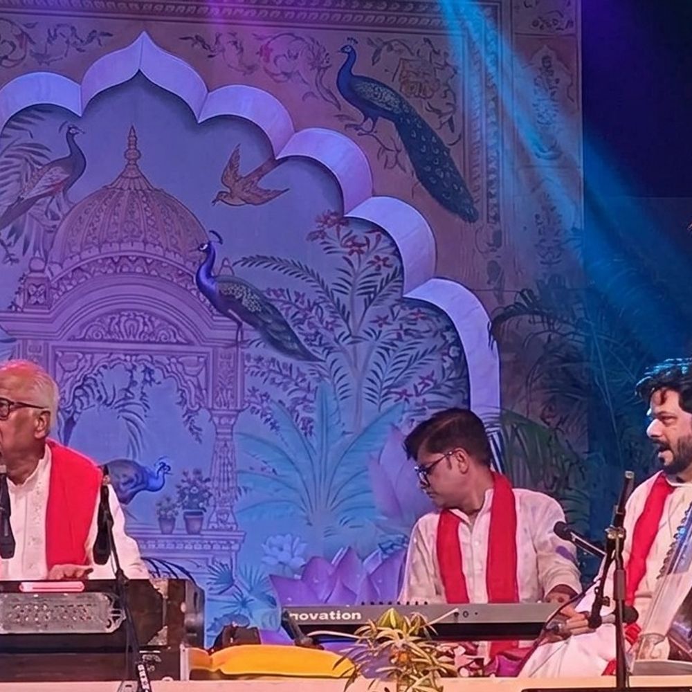 मालिनी अवस्थी ने लखनऊ में छेड़ी लोकगीतों की तान:कैसरबाग के कला मंडपम में सावन महोत्सव की सजी खास शाम