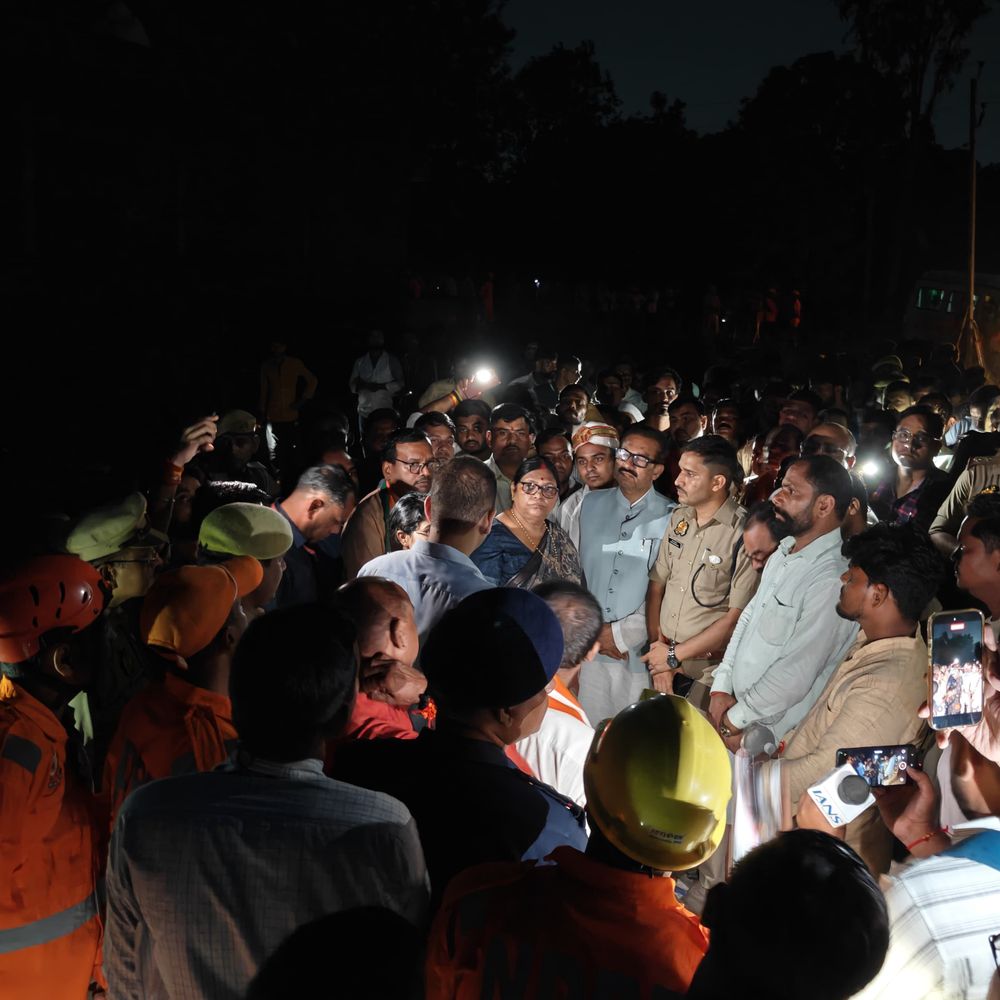 पटाखा फैक्ट्री विस्फोट: थाना प्रभारी समेत 5 पुलिसकर्मी लाइन हाजिर:कौशांबी में 6 आरोपियों पर FIR, महिला गिरफ्तार; 11 लोगों की मौत