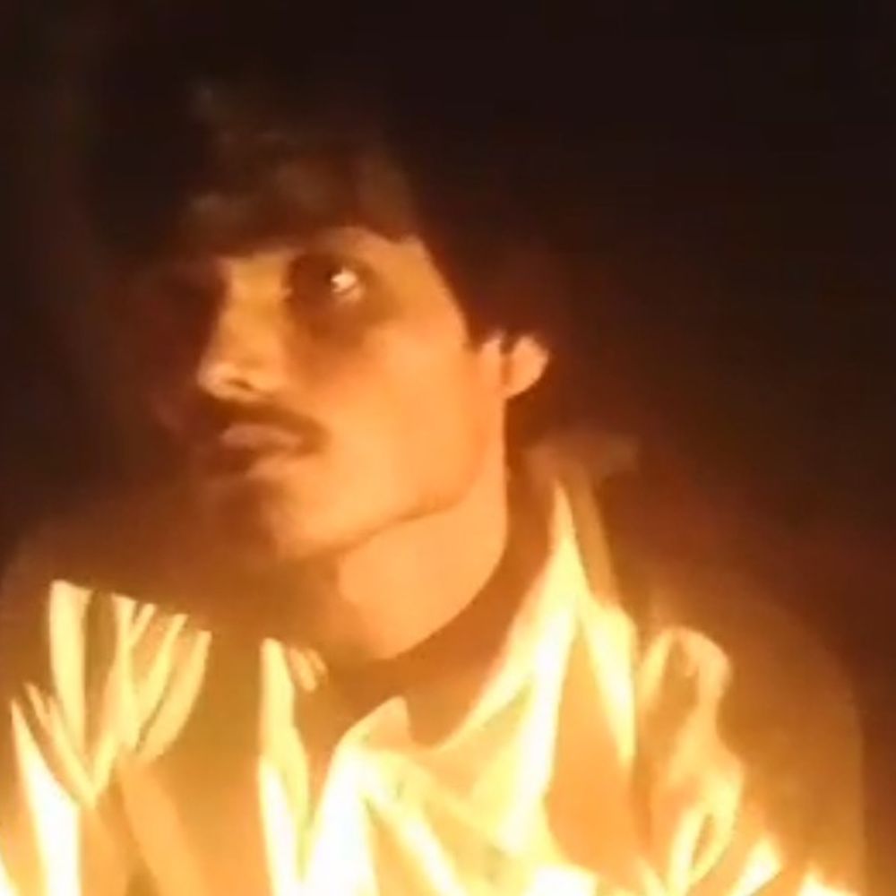 संभल में ग्रामीणों ने चोर पकड़ा, पुलिस को सौंपा:पूछताछ में चोरी कबूली, आरोपी पर शांतिभंग में कार्रवाई; दो फरार