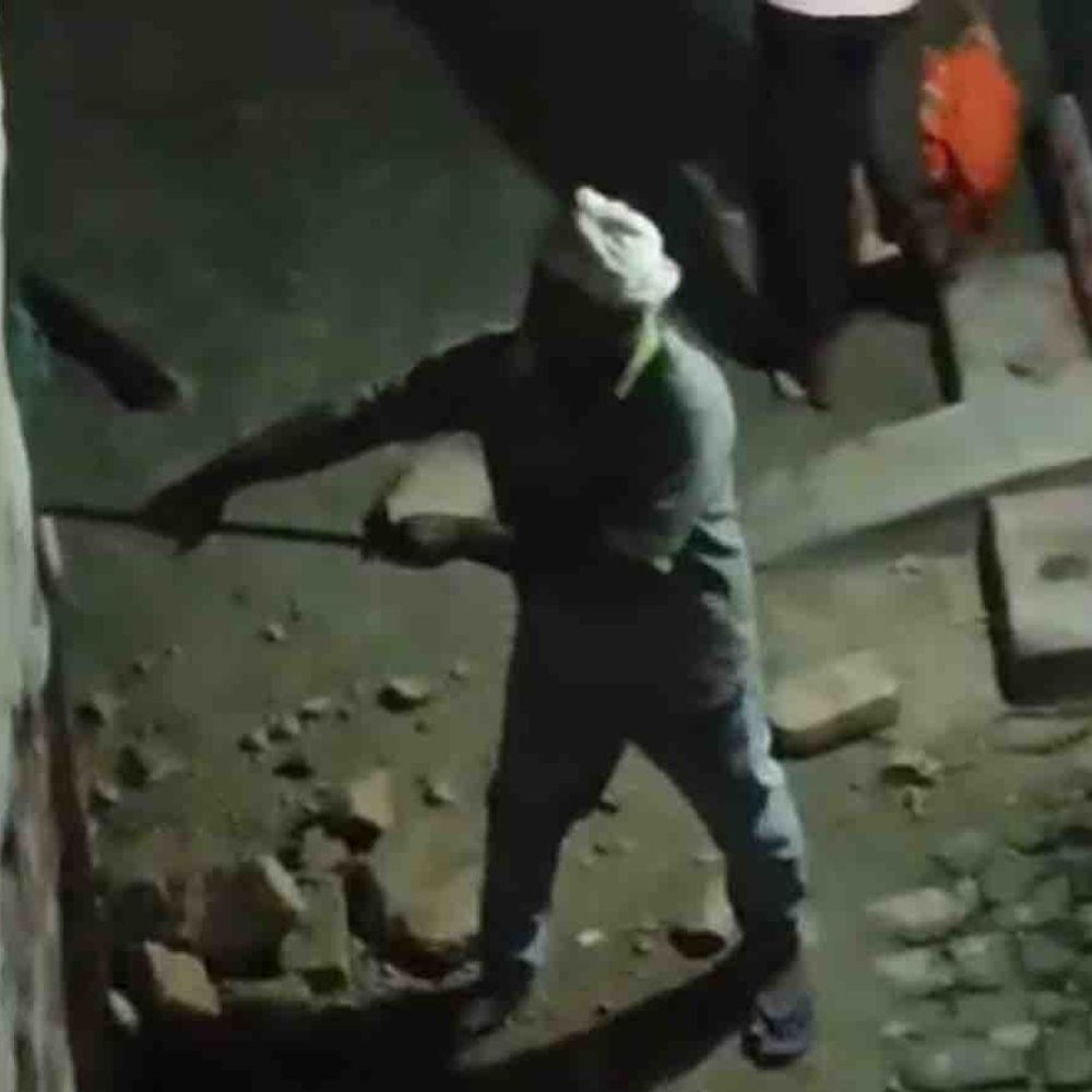 मोतिहारी में आधी रात मकान तोड़ा गया, VIDEO:पीड़ित ने पुलिस पर FIR दर्ज न करने का आरोप लगाया