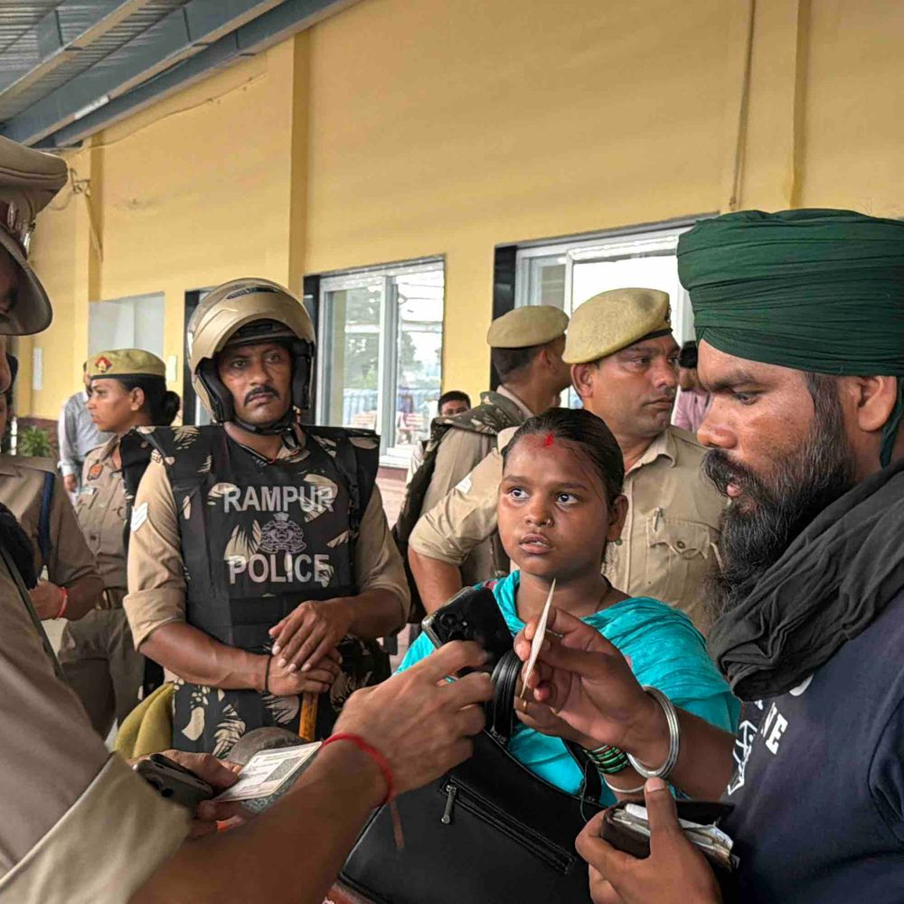 स्वतंत्रता दिवस पर रामपुर पुलिस अलर्ट:रेलवे, बस स्टेशन समेत संवेदनशील इलाकों में फ्लैग मार्च, तलाशी जारी