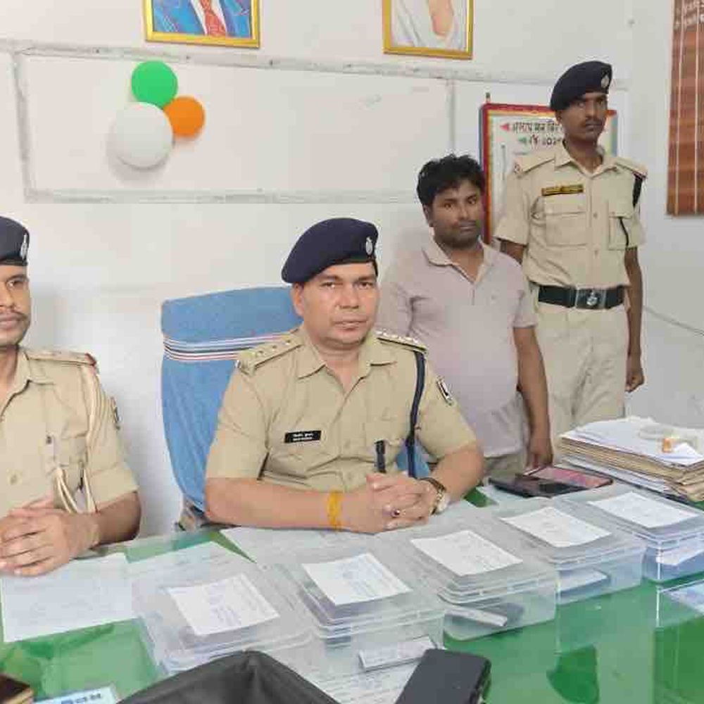मोतिहारी में हथियारों की खेप पकड़ी गई:5 पिस्टल-5 कारतूस-10 मैगजीन के साथ एक गिरफ्तार, फायरिंग रेंज के पास डिलीवरी की थी सूचना