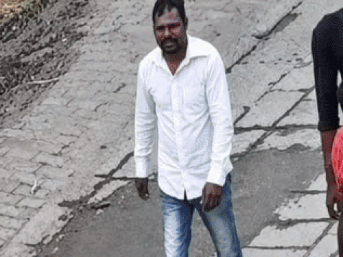 करनाल में बाइक की डिग्गी से लाखों का चोरी:सीसीटीवी में कैद हुआ चोर,पेचकस से डिग्गी खोलकर निकाला कैश,वारदात के बाद आरोपी एक्टिवा से फरार