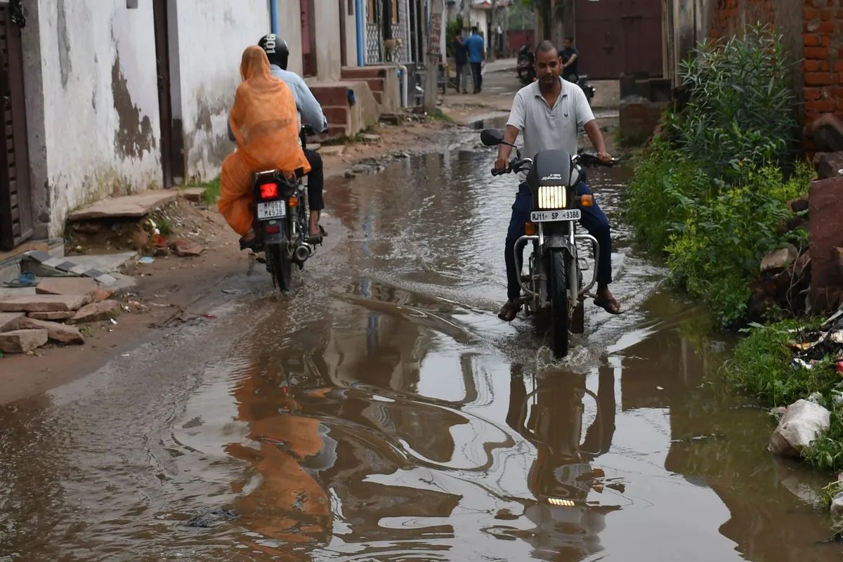 Dholpur: शहर की कई कॉलोनियों में बारिश के बाद हालात और बिगड़े