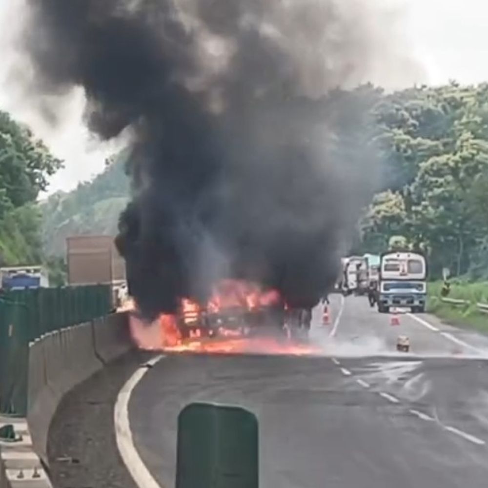 बंजारी घाटी में चलते कंटेनर में भीषण आग:चालक ने कूदकर बचाई जान; धमाके से अफरा-तफरी, NH-44 पर यातायात प्रभावित