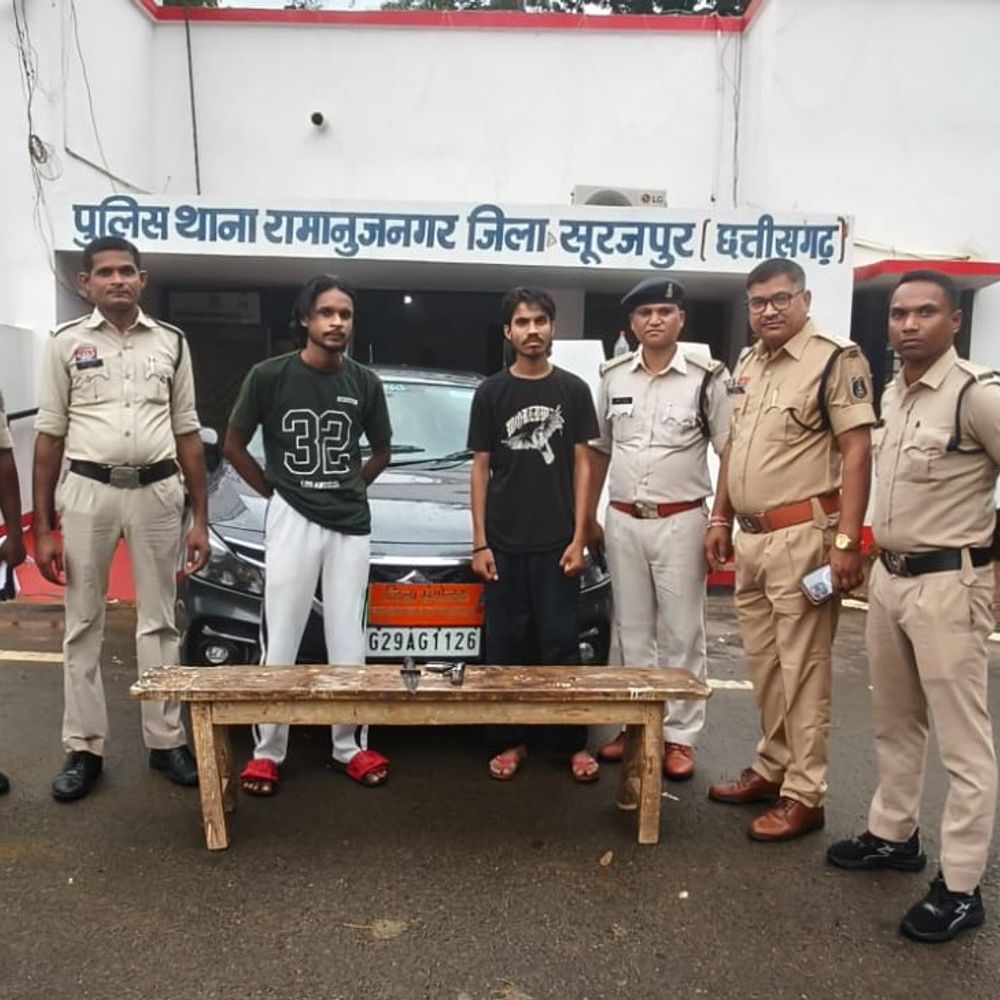 आरक्षक की सूझबूझ से दो हथियारबंद आरोपी गिरफ्तार:सूरजपुर में ग्रामीणों की मदद से बलेनो कार सवार पकड़े गए, चाकू-पिस्टल बरामद