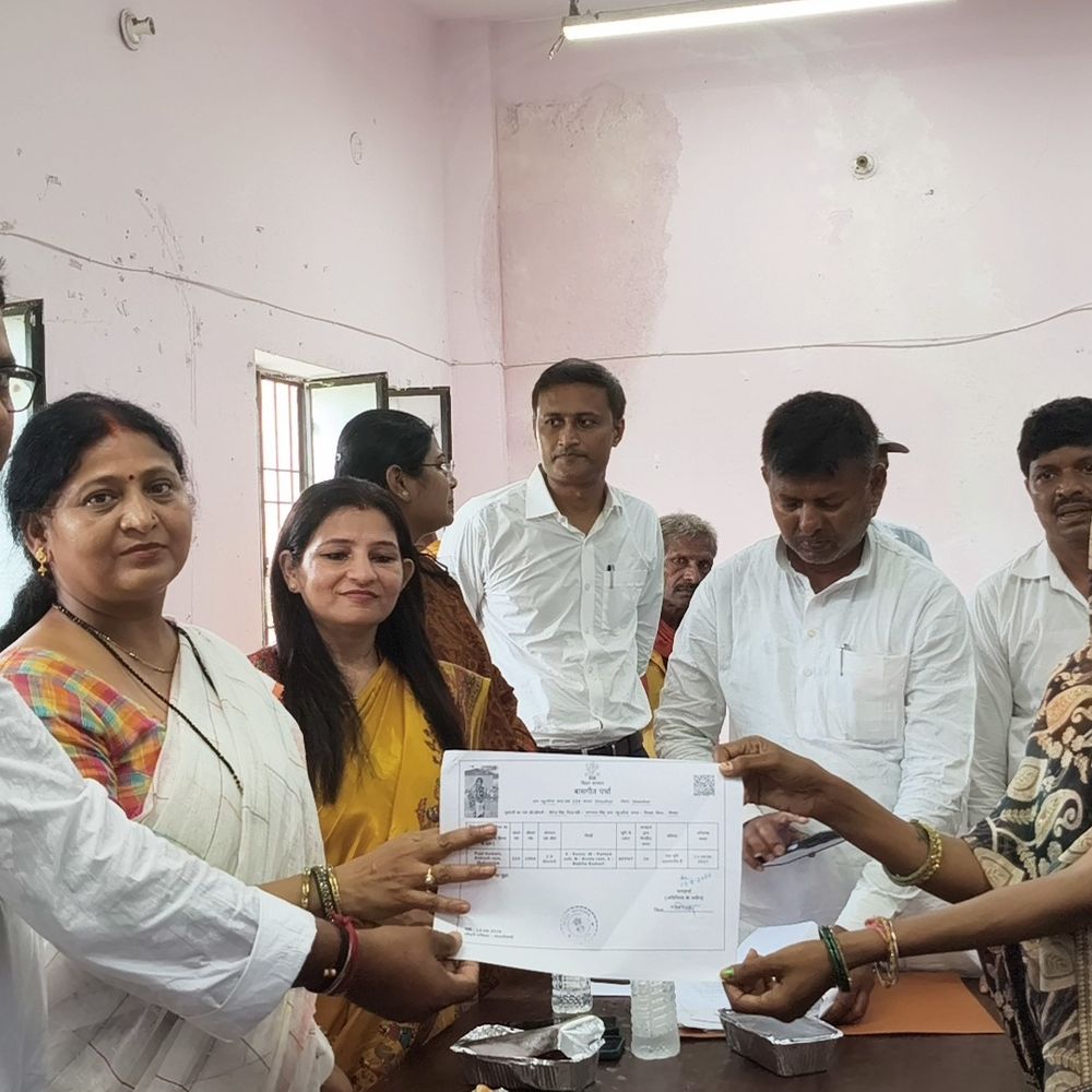 आजादी के दिन भूमिहीनों को मिला घर का हक:शिवहर में MLC रेखा कुमारी ने बांटे बासगीत पर्चे,कहा-‘घर उपलब्ध कराना प्राथमिकता’