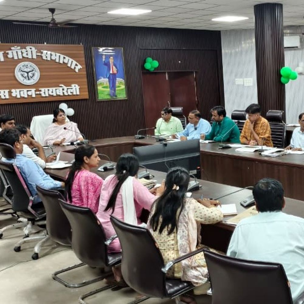 रायबरेली में निर्माणाधीन परियोजनाओं की डीएम ने की समीक्षा:भूमि अधिग्रहण, मुआवजा और सड़क मरम्मत के काम को समयसीमा में पूरा करने के निर्देश