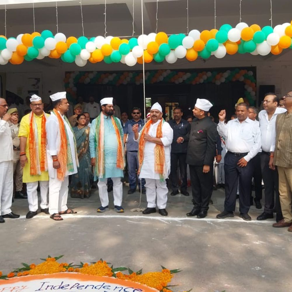 राज्य मंत्री ने कलेक्ट्रेट पर किया ध्वजारोहण:भदोही के सभी सरकारी कार्यालयों और पुलिस लाइन में भी मना स्वतंत्रता दिवस