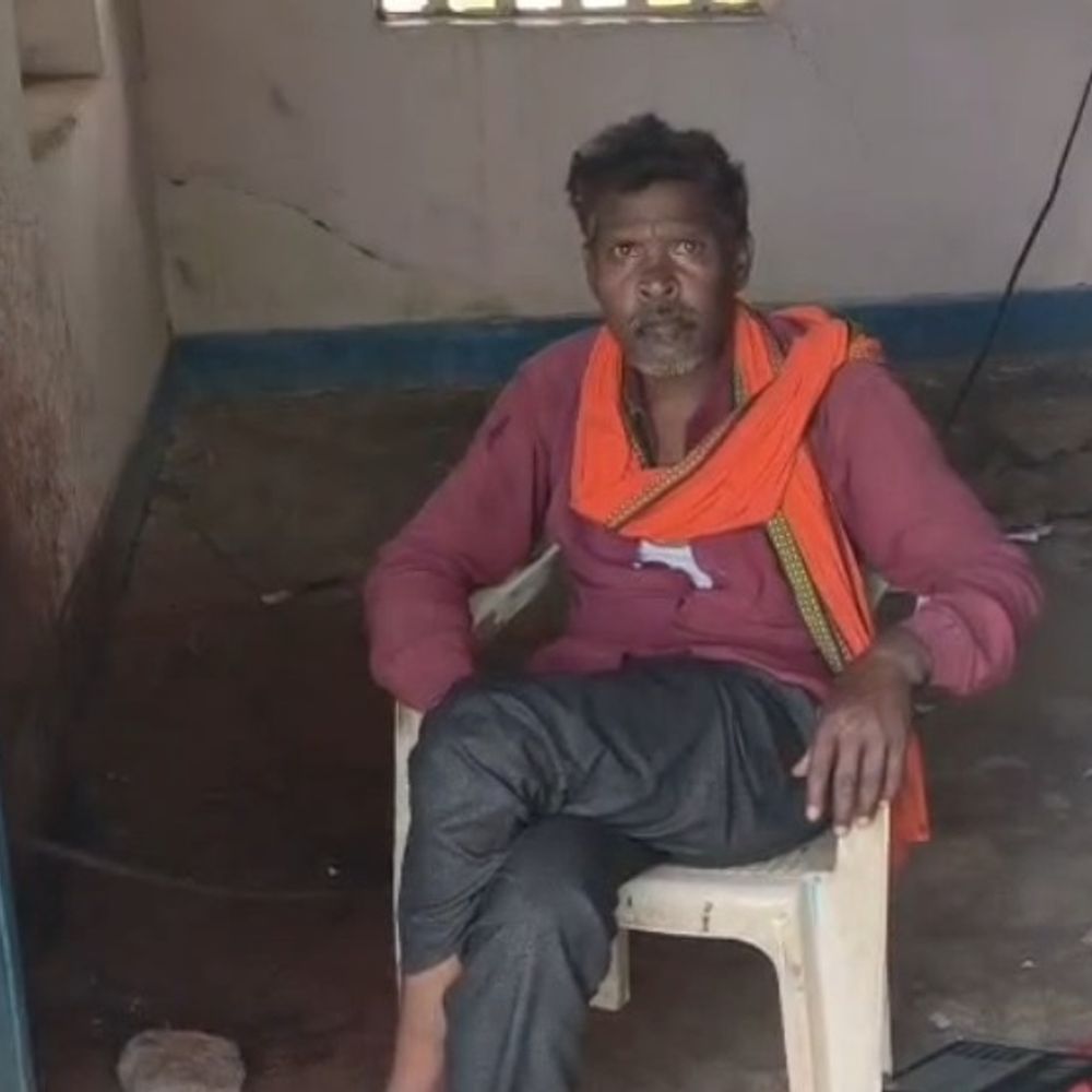 छात्र बोला- प्रभारी हेडमास्टर ने टॉयलेट साफ कराई:क्लासरूम की दीवारों पर गुटखा थूकते, मैहर DEO ने नशे में स्कूल आने पर सस्पेंड किया