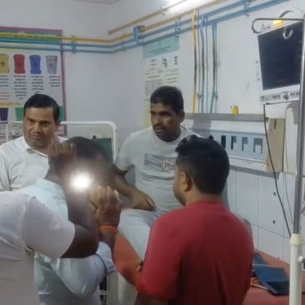 जमुई में किसान को स्नेक बाइट, सांप लेकर पहुंचा अस्पताल:पांच वायल एंटी-वेनम से बची जान, खेत में काम करते समय हादसा