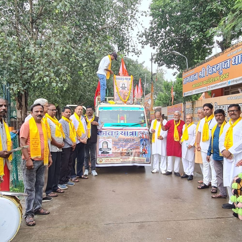 लखनऊ में जे.बी चित्रगुप्त मंदिर ट्रस्ट ने निकाली कांवड़ यात्रा:चित्रेश्वर महादेव का जलाभिषेक करने पहुंचे सैकड़ों श्रद्धालु