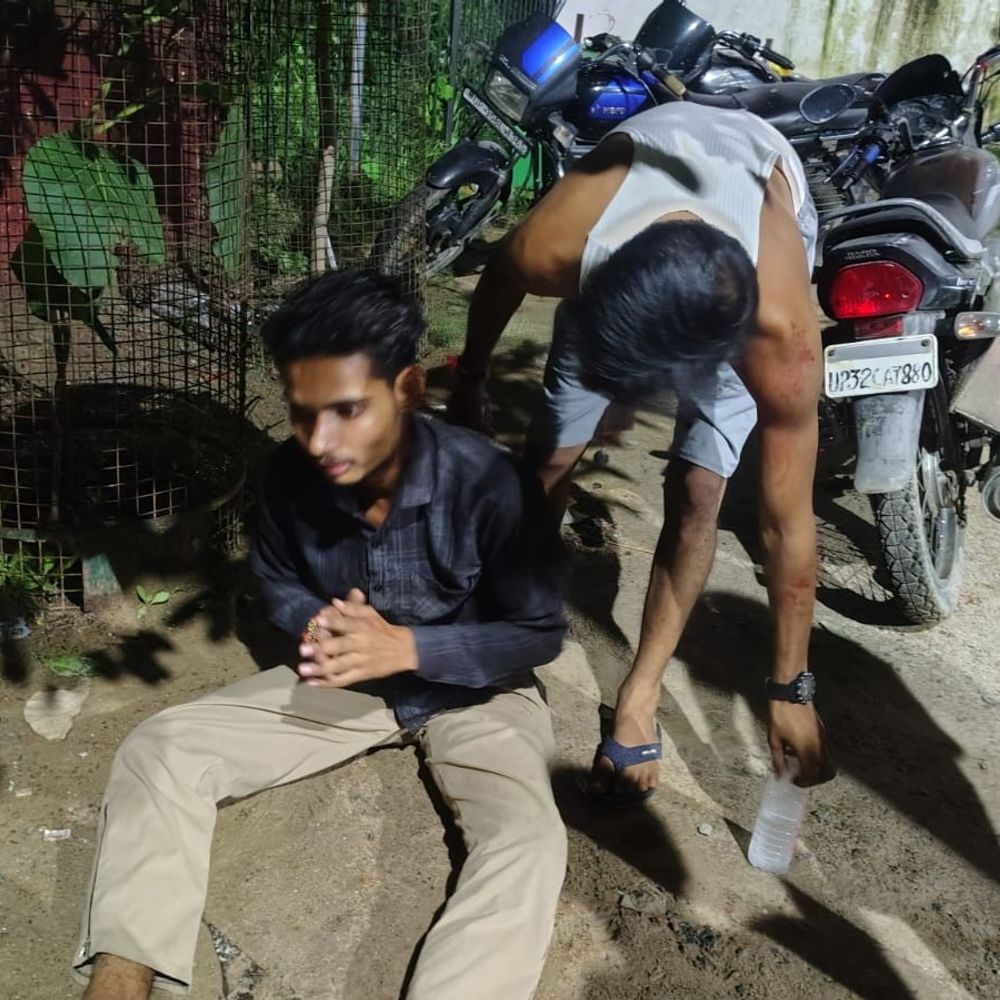 उन्नाव में दो बाइकों की आमने-सामने टक्कर, एक की मौत:दुकान बंद कर घर लौट रहा था, 2 युवक जिला अस्पताल रेफर