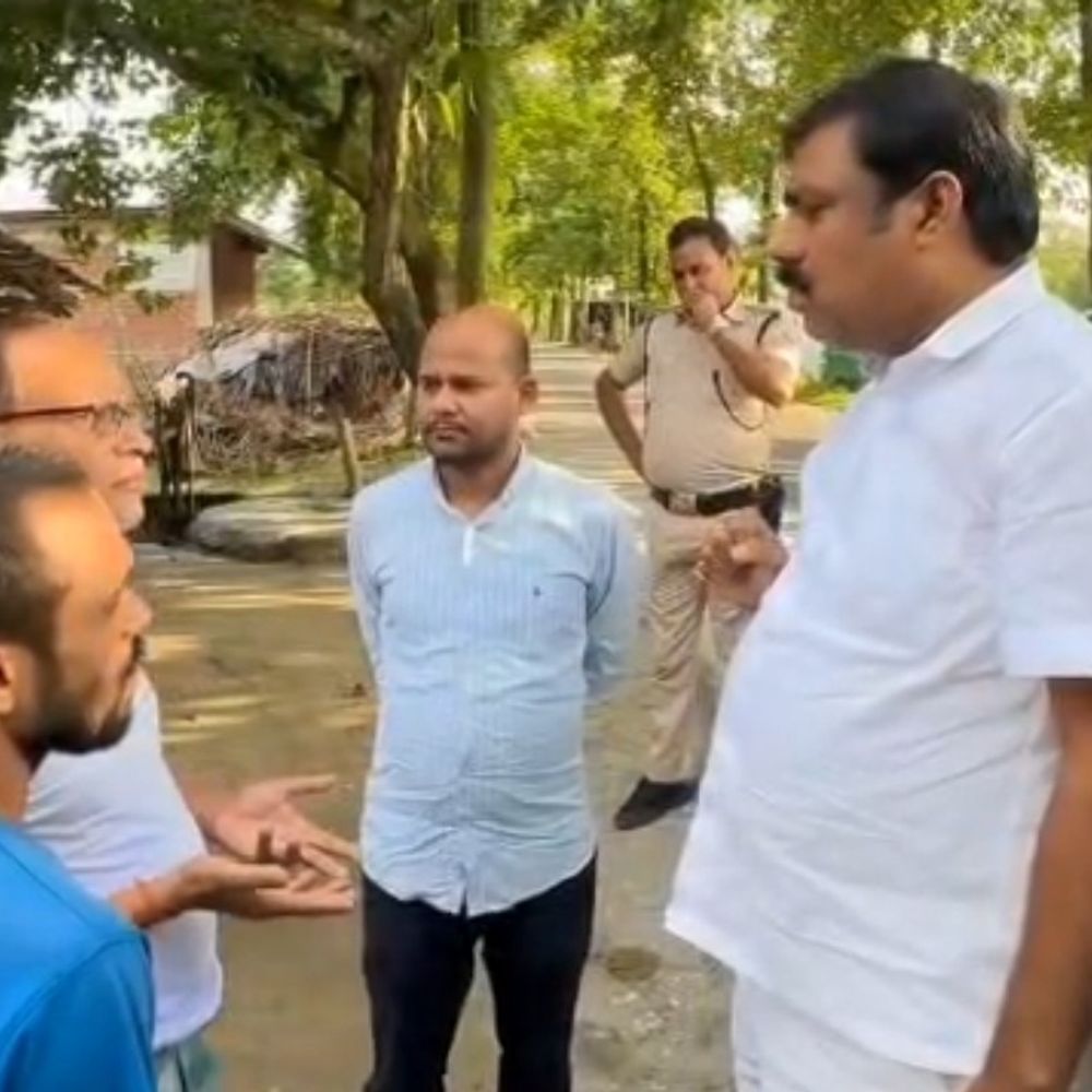 किशनगंज में खाद दुकान पर कार्रवाई:AIMIM विधायक ने निरीक्षण कर अधिक कीमत पर खाद बेचने वाली दुकान सील करवाई