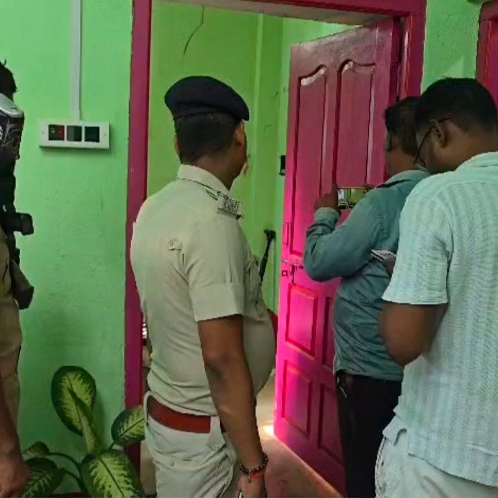शेखपुरा में बिजली अभियंता ने फांसी लगाकर की आत्महत्या:पति-पत्नी विवाद के बाद पुलिस ने शव पोस्टमार्टम को भेजा